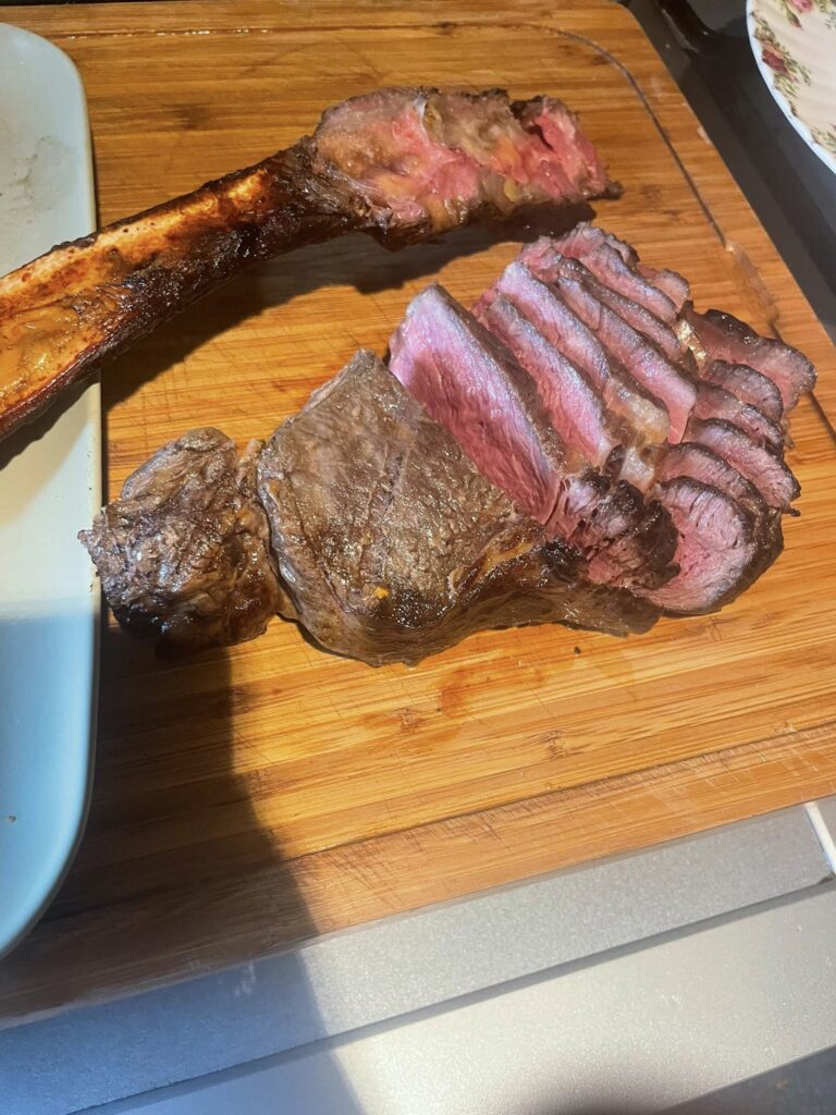 : côte de bœuf tomahawk fumée au Ninja Woodfire, reverse-seared en poêle fonte, cuisson lente à 120 degrés, croûte dorée, viande juteuse et reposée, recette barbecue simple et savoureuse