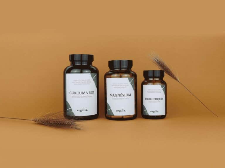 visuel présentant plusieurs produits Vegalia posés sur une table en bois, comme la spiruline Caroline, la chlorella bio, le magnésium bisglycinate et le curcuma, illustrant la variété des compléments alimentaires bio proposés par la marque française Vegalia dans un test complet et un avis détaillé.
