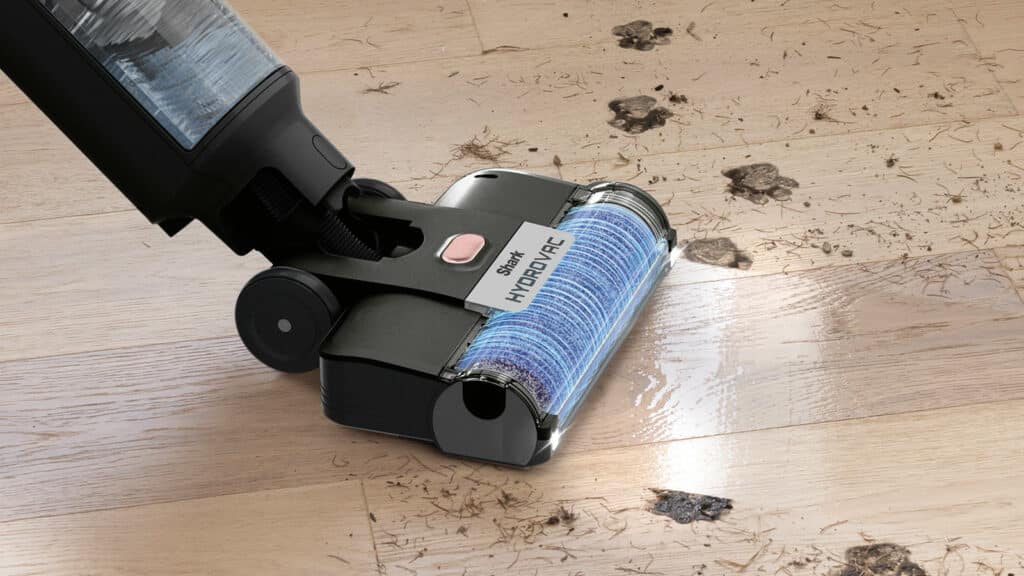 Photo d’ensemble des aspirateurs laveurs Shark, incluant les modèles HydroVac et SteamPickUp, présentés dans un salon lumineux sur différents types de sols pour illustrer un avis et comparatif complet.