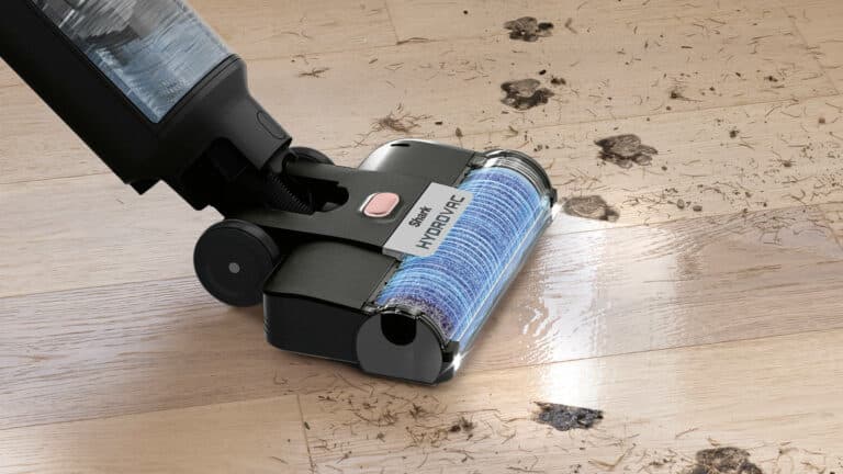 Photo d’ensemble des aspirateurs laveurs Shark, incluant les modèles HydroVac et SteamPickUp, présentés dans un salon lumineux sur différents types de sols pour illustrer un avis et comparatif complet.
