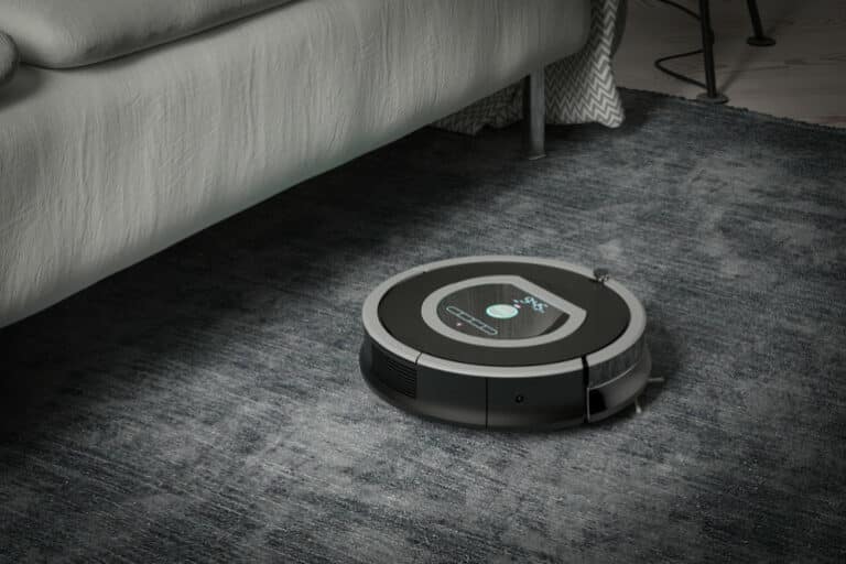 spirateur robot Shark sur un sol en parquet, présentation de plusieurs modèles avec ou sans fonction lavage pour illustrer un comparatif complet