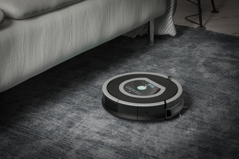 spirateur robot Shark sur un sol en parquet, présentation de plusieurs modèles avec ou sans fonction lavage pour illustrer un comparatif complet