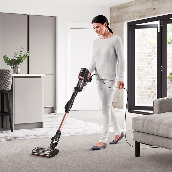 Guide pour choisir son aspirateur balai filaire Shark selon la taille du logement, la présence d’animaux et le budget.