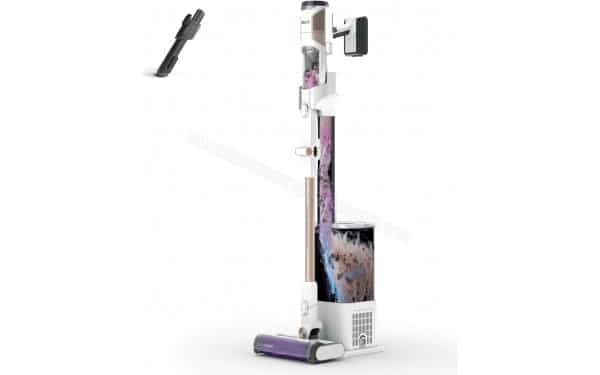 Aspirateur balai sans fil Shark Detect Clean avec autovidage IW3612EU et sa station 2L dans un salon, modèle léger 2,78 kg de notre comparatif aspirateur balai sans fil Shark