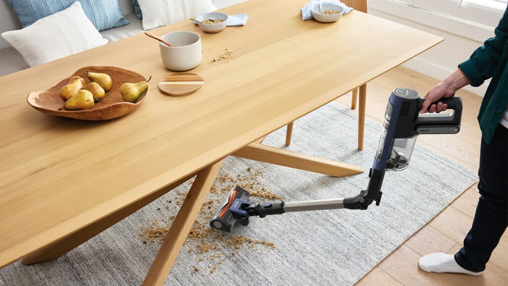 Aspirateur balai sans fil Shark PowerDetect Speed IA1241FR avec faisceau de révélation des saletés sur sol dur, modèle sans autovidage de notre comparatif aspirateur balai sans fil Shark