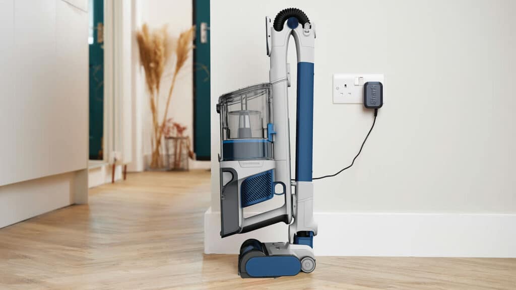 Aspirateur balai sans fil Shark PowerPro IZ380EU sur parquet, modèle le moins cher de notre comparatif aspirateur balai sans fil Shark à 152,99 euros avec le code CASESN10