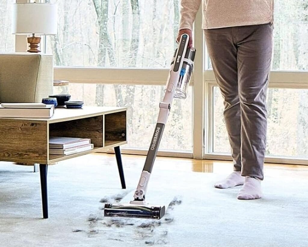 Aspirateur balai sans fil Shark PowerPro spécial animaux IZ380EUT avec brosse motorisée pour poils d'animaux, modèle sans autovidage de notre comparatif aspirateur balai sans fil Shark
