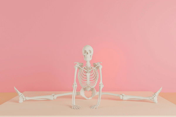Photo d’une radiographie stylisée des os avec des gélules posées sur la table médicale, illustrant le rôle des compléments alimentaires comme le calcium et la vitamine D pour renforcer les os
