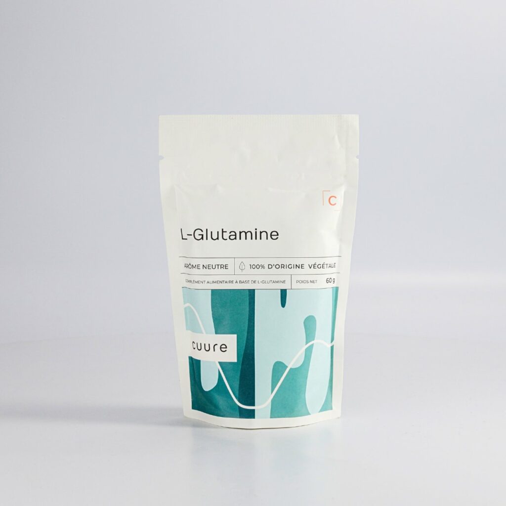 Pot de L-Glutamine en poudre Cuure 150 g posé sur une table, complément alimentaire neutre sans additifs, utilisé pour la récupération musculaire et le confort digestif