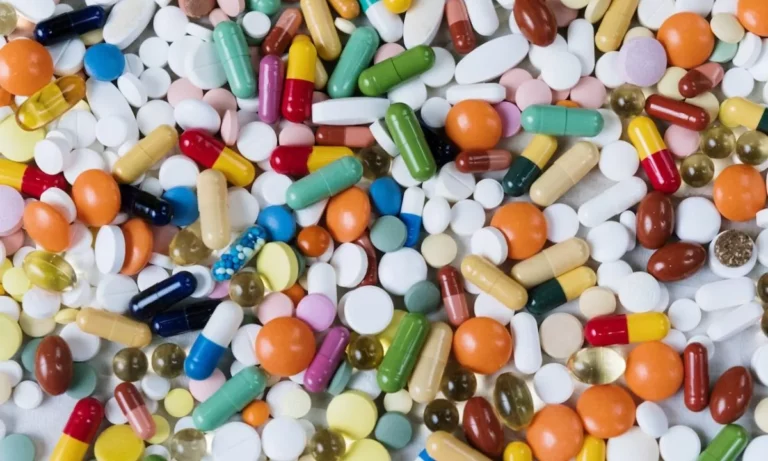 une image épurée, avec des gélules dans un petit pot en verre, à côté de feuilles/plantes — lumière naturelle, style neutre. (Pas de pilulier pharma, pas de visage, pas de style “instagrammable” trop marqué)