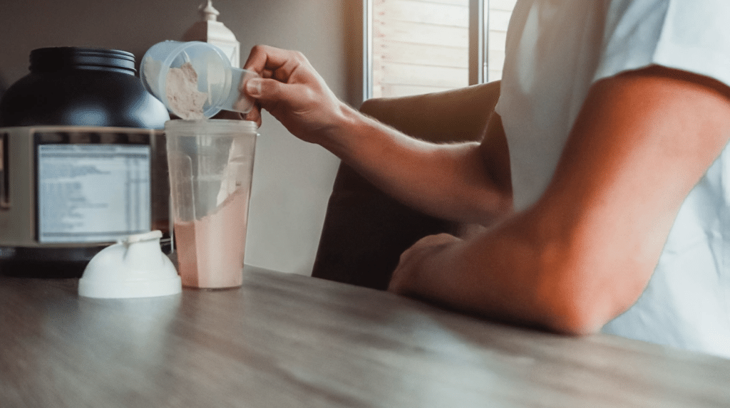 image avec un sportif qui prend des complément pour améliorer ses performance, sa récupération