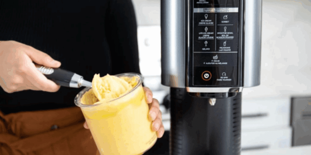 Photo du Ninja Creami NC300EU avec son pot de 473 ml rempli d’une glace maison crémeuse, montrant les 6 modes disponibles pour préparer crème glacée, sorbet, glace italienne, glace allégée, smoothie bowl et milkshake.