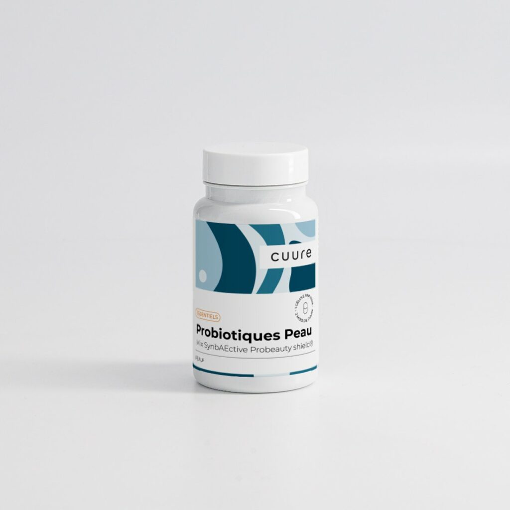 Flacon de Skin Probiotics Cuure, complément alimentaire associant trois souches de lactobacillus et vitamine B8 pour agir sur l’axe intestin-peau, réduire les imperfections et améliorer l’uniformité du teint