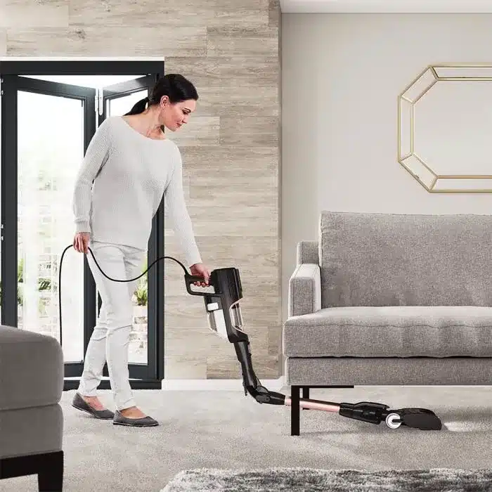 Gros plan sur un aspirateur balai filaire Shark en action, illustrant la solidité et la puissance d’aspiration.