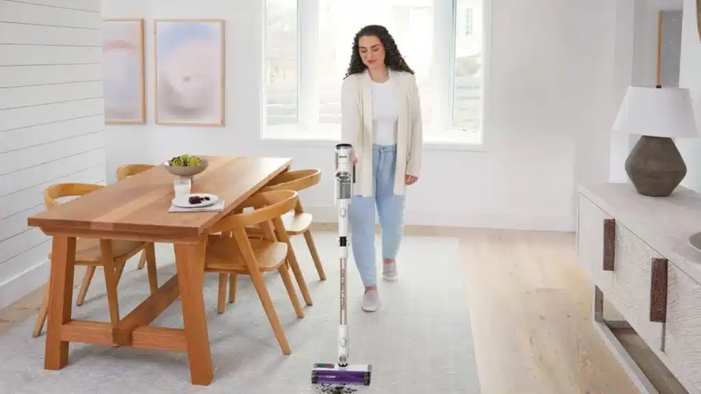 Sélection d’aspirateurs balais sans fil Shark disposés dans un salon moderne, représentant différentes gammes pour recommander le modèle adapté selon la taille du logement, la présence d’animaux et le budget.