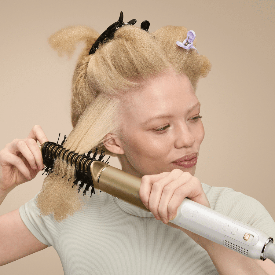 Résultat avant-après sur cheveux lissés et brillants avec le Shark Glam, montrant un brushing glossy et sans frisottis.
