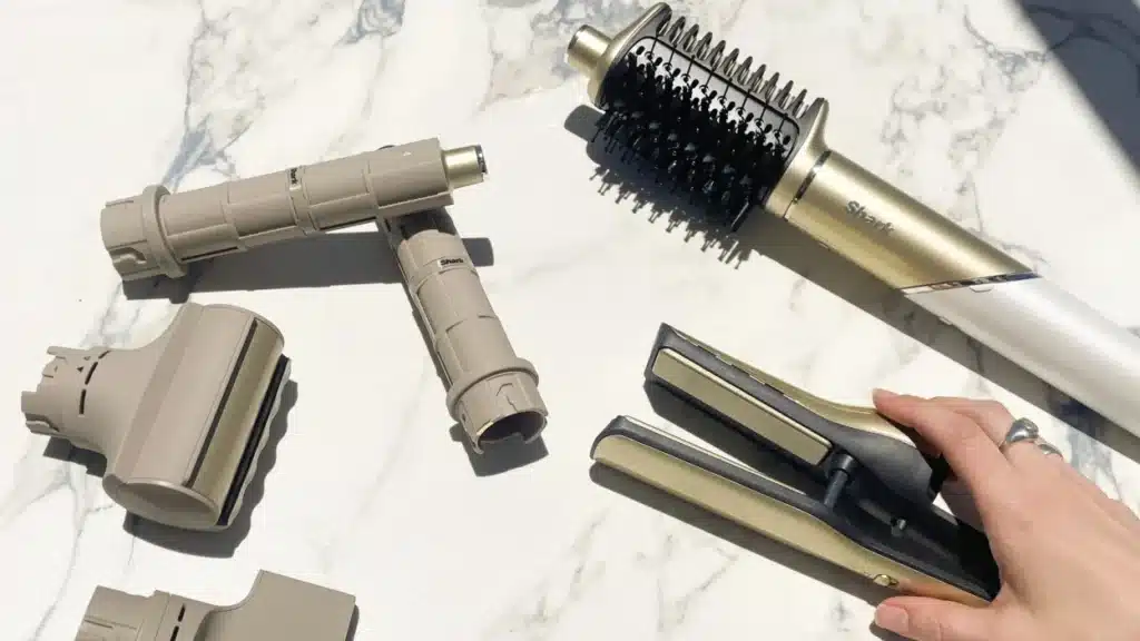 Photo du sèche-cheveux multifonction Shark Glam posé sur une coiffeuse, illustrant le test et avis sur son design doré et ses usages coiffants variés.