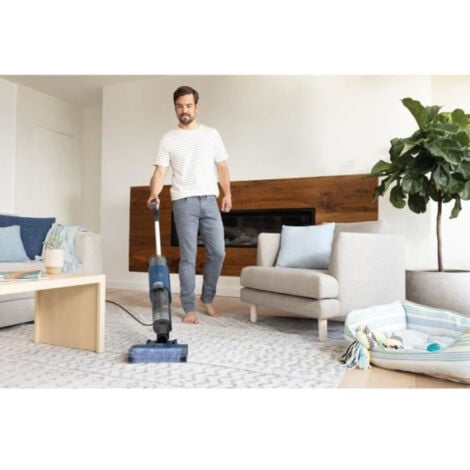 Aspirateur laveur filaire Shark HydroVac WD100EU branché, nettoyant un sol carrelé avec rouleau humide et câble d’alimentation