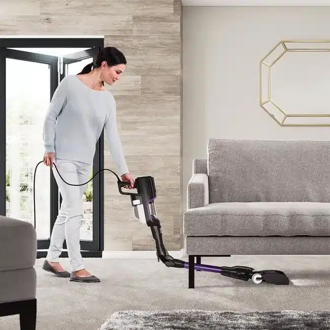 Aspirateur balai filaire Shark HZ500EU compact et léger, avec technologie Anti Hair Wrap contre les cheveux emmêlés