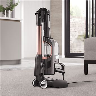 Aspirateur balai filaire Shark HZ500EUT avec brosse spéciale poils d’animaux et format compact pour petits espaces.