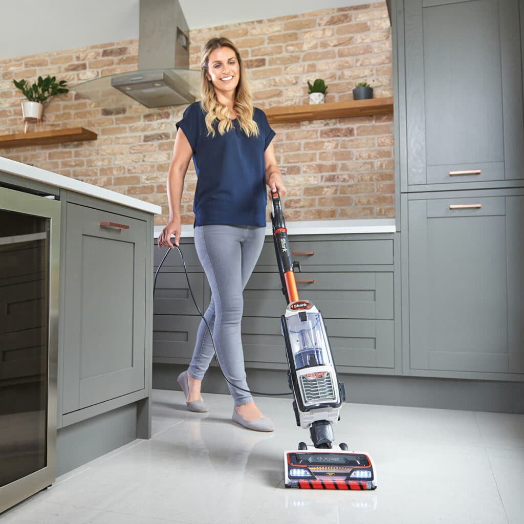 Aspirateur balai filaire Shark NZ801EU avec technologie Anti Hair Wrap et bloc-moteur détachable, idéal pour un nettoyage puissant.