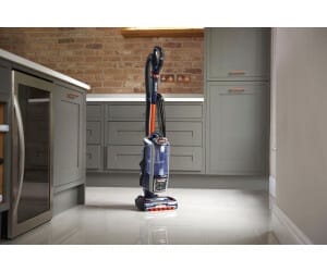 Aspirateur balai filaire Shark NZ801EUT avec brosse spéciale poils d’animaux et technologie anti-emmêlement.