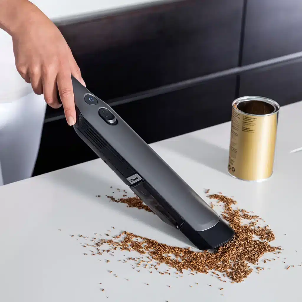 Aspirateur à main Shark WV200EU tenant dans une main, idéal pour les nettoyages rapides