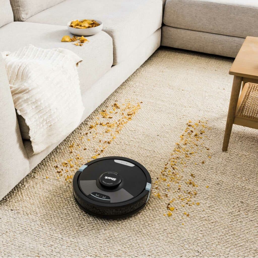 aspirateur robot laveur Shark Matrix Plus en fonctionnement sur sol carrelé