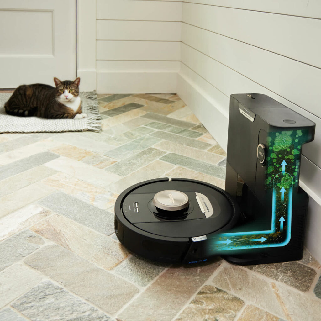aspirateur robot Shark PowerDetect noir sur tapis clair