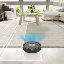 aspirateur robot Shark RV2001EU en train de nettoyer un sol en parquet clair