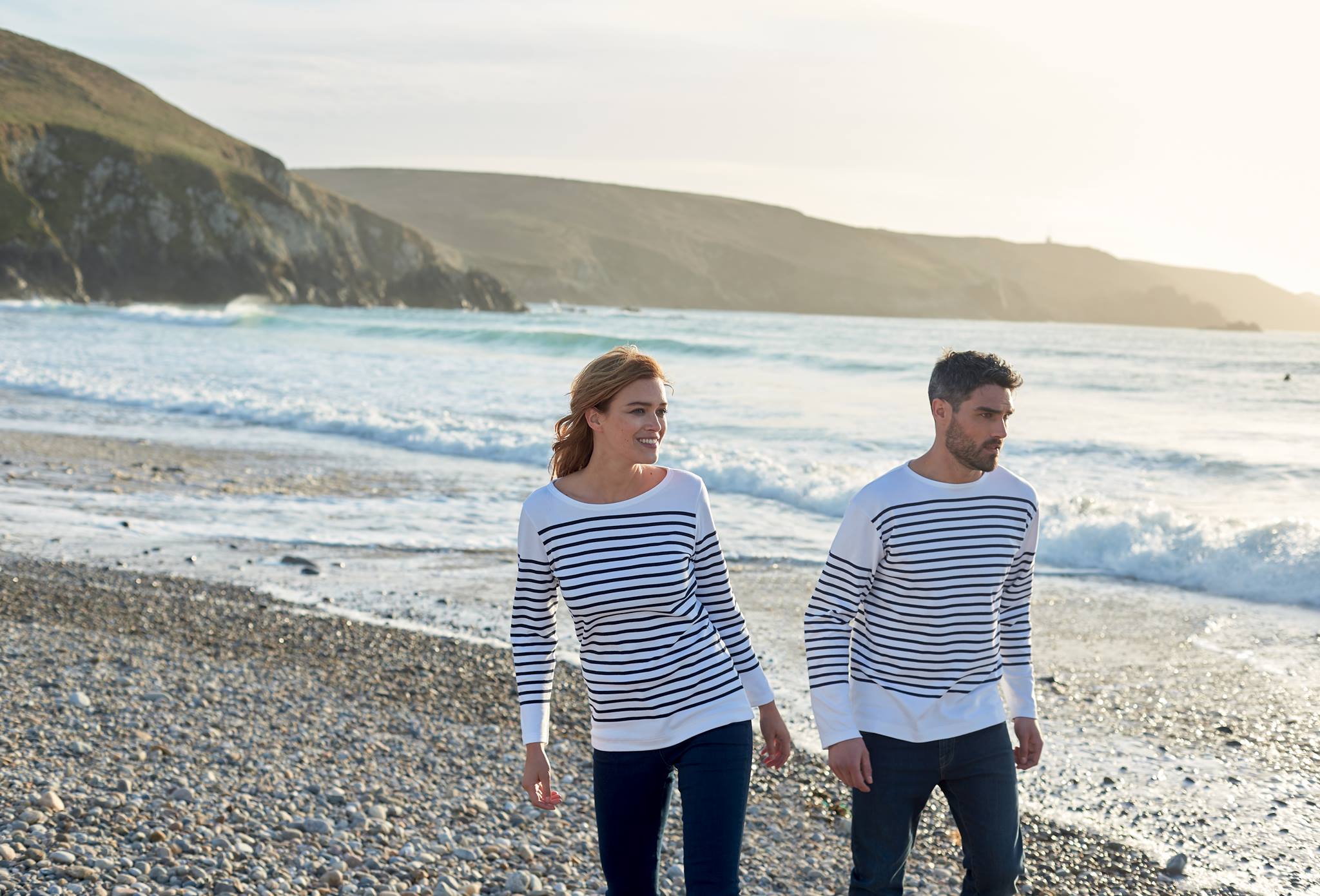 Présentation Armor Lux Quimper en un coup d’œil, maison française de vêtements marins avec marinière Armor Lux, caban Armor Lux et pull marin, vue d’ensemble de la boutique Armor Lux Paris et de l’Outlet en ligne.