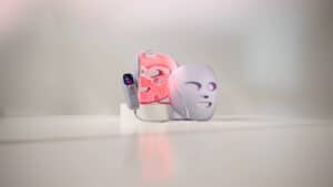 Le masque LED CryoGlow de Shark posé sur ma coiffeuse, juste après une séance de dix minutes qui combine luminothérapie et froid ciblé sous les yeux. C'est la scène qui revient chaque semaine depuis six mois de test : le boîtier noir et ses centaines de LED, la télécommande à portée de main, et ce rituel du soir qui a fini par remplacer mes anciens masques en tissu. Sur cette photo, on voit bien l'épaisseur du masque, un détail qui compte quand on se demande s'il tient bien sur le visage.