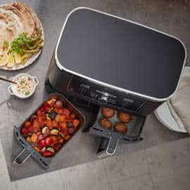 Gros plan sur le panneau de commande numérique du Ninja Foodi MAX AF400EU avec ses 6 modes de cuisson visibles, utilisés pour préparer des frites croustillantes, un poulet rôti, des muffins et des légumes grillés.