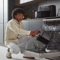 Tiroirs et plaques de cuisson du Ninja Foodi MAX AF400EU sortis du lave-vaisselle, montrant leur revêtement antiadhésif et la facilité d’entretien après une utilisation quotidienne.