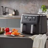 Vue d’ensemble du Ninja Foodi MAX AF400EU en cuisine, friteuse sans huile double compartiment de 9,5 L, avec ses deux tiroirs de 4,75 L côte à côte, idéale pour les familles et les repas conviviaux.