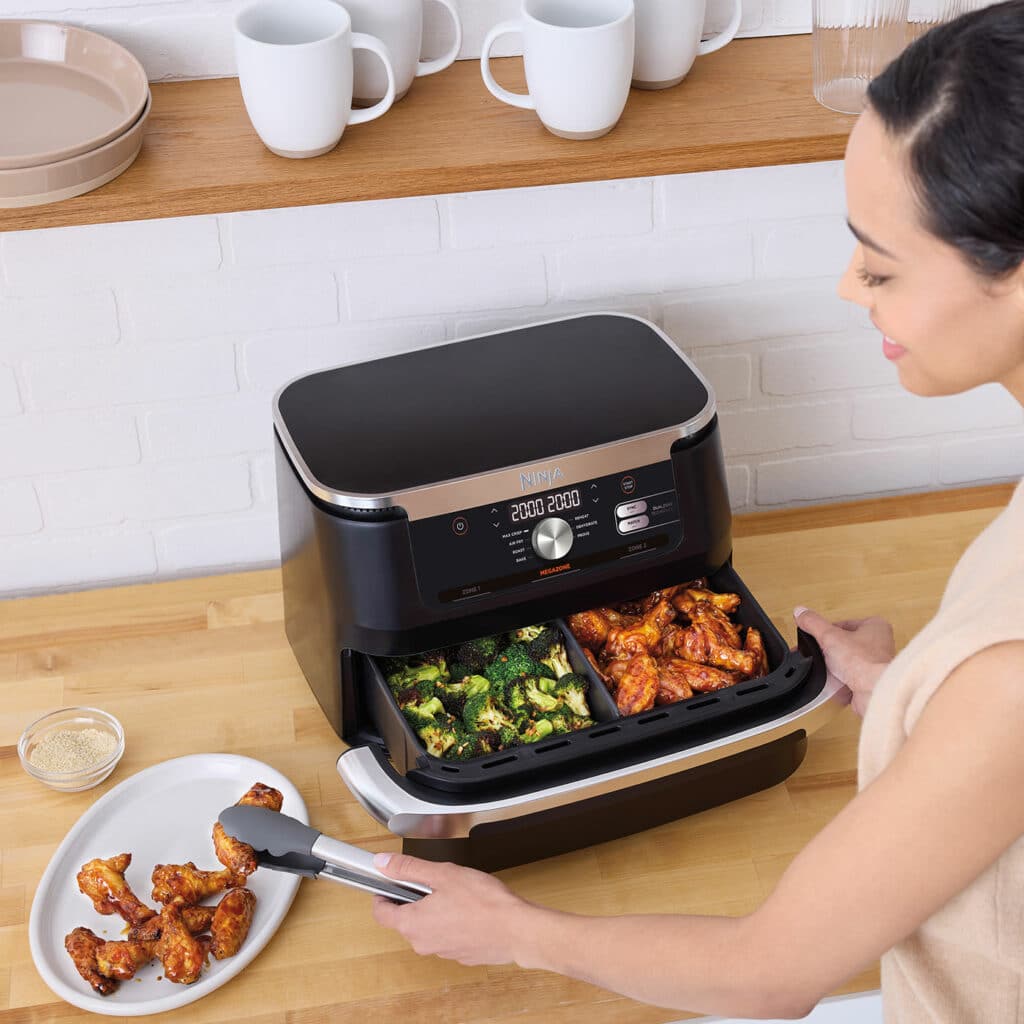 ue d’ensemble du Air Fryer Ninja Foodi Flex 7-en-1 AF500EU en cuisine, montrant son design moderne noir avec panneau de commande tactile et son grand tiroir de cuisson de 10,4 litres, idéal pour une famille nombreuse.