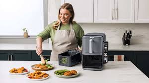 Photo du Ninja Double Stack XL SL400EU en cuisine, friteuse sans huile verticale de 9,5 L avec ses deux tiroirs superposés ouverts, garnis de frites croustillantes et d’un poulet rôti, illustrant sa technologie Double Stack Air Fry, ses 6 modes de cuisson et son format compact idéal pour les familles.