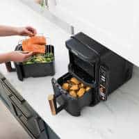 Tiroirs du Ninja Double Stack XL SL400EU équipés de grilles métalliques pour cuire sur quatre niveaux en même temps, avec circulation d’air chaud à 360° pour un croustillant uniforme.