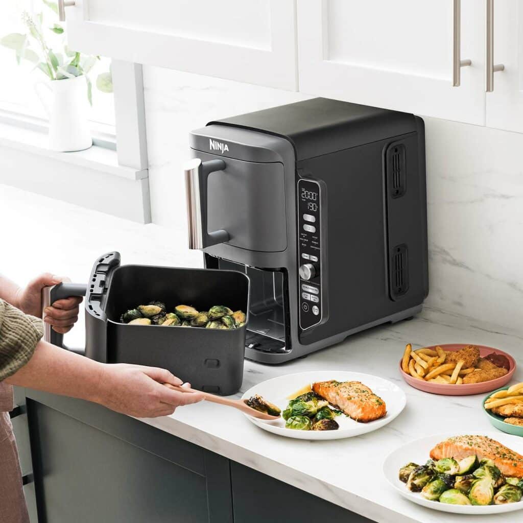 Vue d’ensemble du Ninja Foodi Double Stack XL SL400EU posé sur un plan de travail de cuisine, air fryer vertical avec deux tiroirs superposés, format compact mais grande capacité de 9,5 litres.