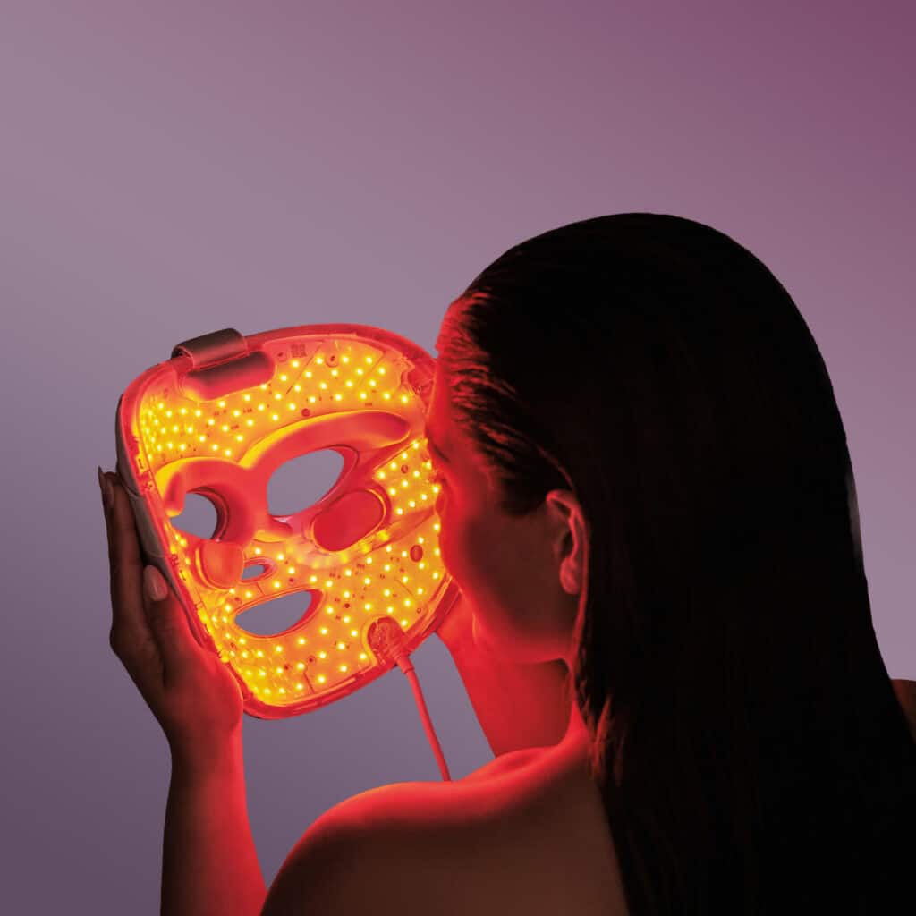 Montage de commentaires clients et extraits de tests presse sur le Shark CryoGlow Mask, soulignant ses effets sur l’éclat et la régularité de la peau.