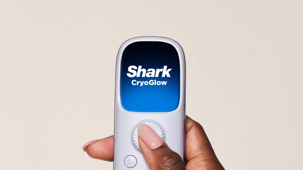 Tableau comparatif entre le Shark CryoGlow Mask, le masque LED Nooance et les modèles CurrentBody, montrant la différence avec la cryothérapie intégrée.