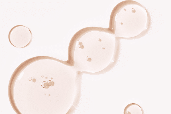 gros plan sur une main versant de la poudre de collagène dans un verre d’eau, illustrant les critères de qualité comme la pureté et le poids moléculaire