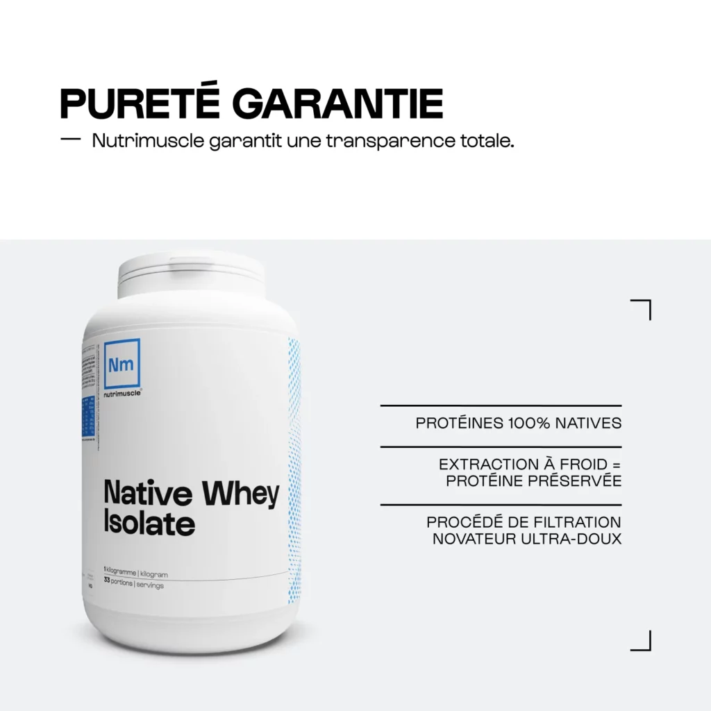 Poudre de protéine Nutrimuscle MuscleWhey Mix versée dans un shaker, représentant une whey native et isolate pure, sans additifs, utilisée pour la récupération musculaire après l’effort.