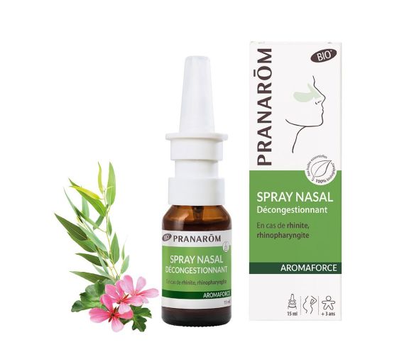 Spray nasal bio Pranarôm Aromaforce posé sur un plan de salle de bain, illustrant un produit naturel à base d’huiles essentielles pour dégager les voies respiratoires.