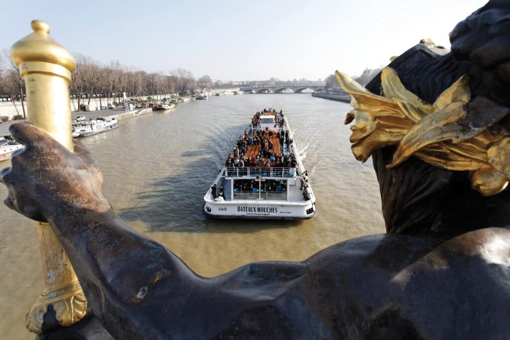 Idée cadeau d’anniversaire pour amateur de culture : activité Tiqets avec visite guidée d’un musée ou d’un monument, petit groupe souriant dans une ville historique, guide en train d’expliquer, ambiance conviviale et lumineuse, moment de découverte et de voyage culturel offert pour un anniversaire.