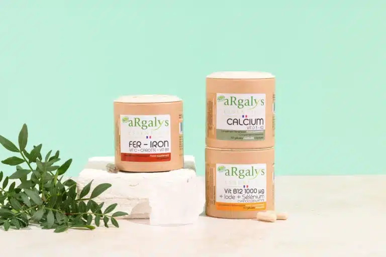 Produits Argalys présentés sur une table en bois claire, illustrant la marque française de compléments alimentaires vegan et naturels, réputée pour sa transparence et son efficacité.