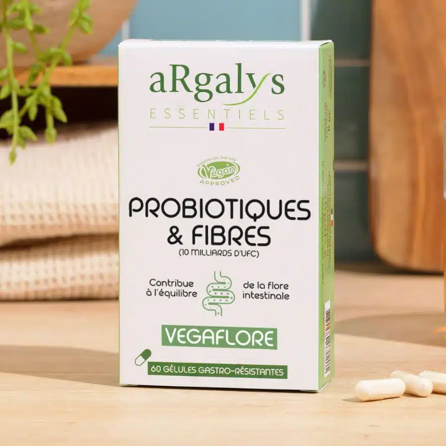 Gélules de probiotiques Argalys disposées près d’un bol de yaourt végétal, symbolisant un complément favorisant l’équilibre intestinal et la digestion naturelle.