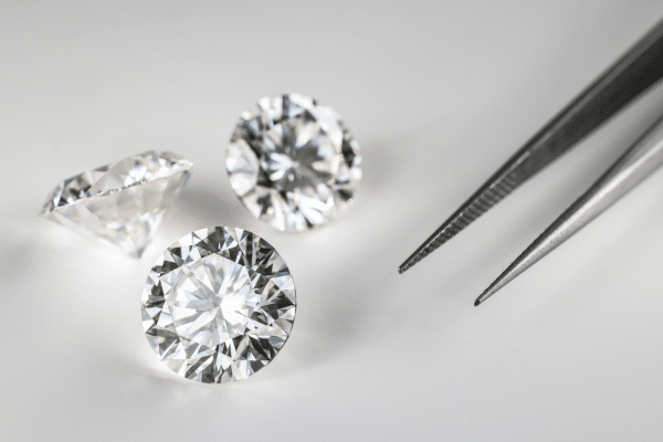 bague fine en or rose avec un diamant solitaire fabriquée par L’Atelier du Diamant, symbole du savoir-faire joaillier français