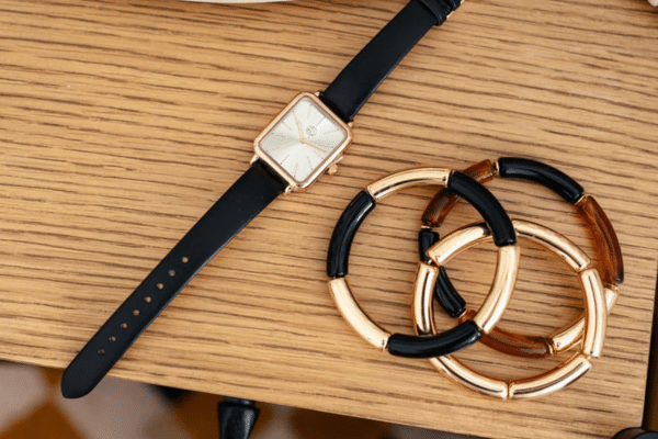 boucles d’oreilles colorées Balaboosté posées sur une table claire, illustrant la fantaisie et la fraîcheur de la marque