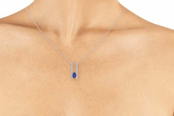 paire de boucles d’oreilles dorées Cléor posées sur un coffret blanc, illustrant la fantaisie simple et tendance de la marque